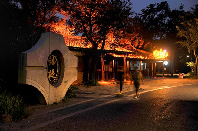 从西溪天堂还可进入西溪湿地两条夜游路线—西溪雕塑园和御临路,一